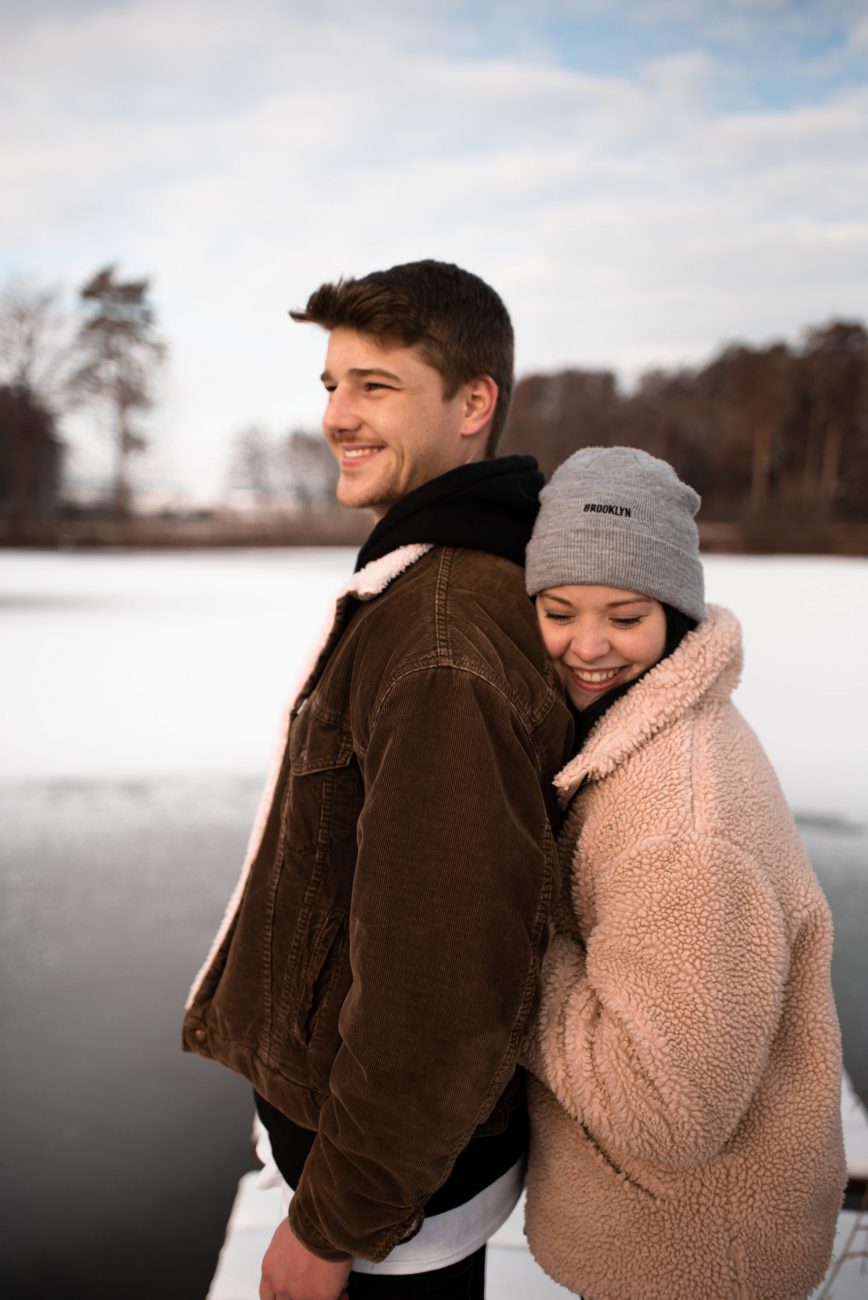 Paarfotos im Schnee auf einem Steg am See