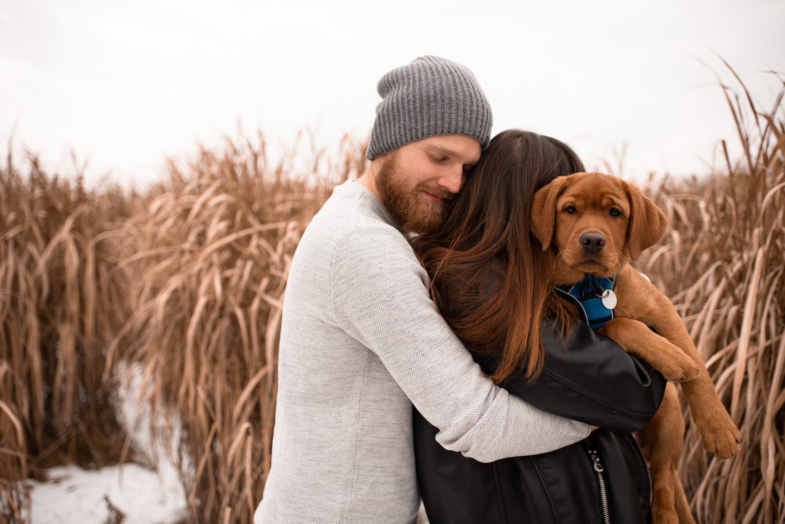 Paarfotos im Schnee mit ihrem Hund